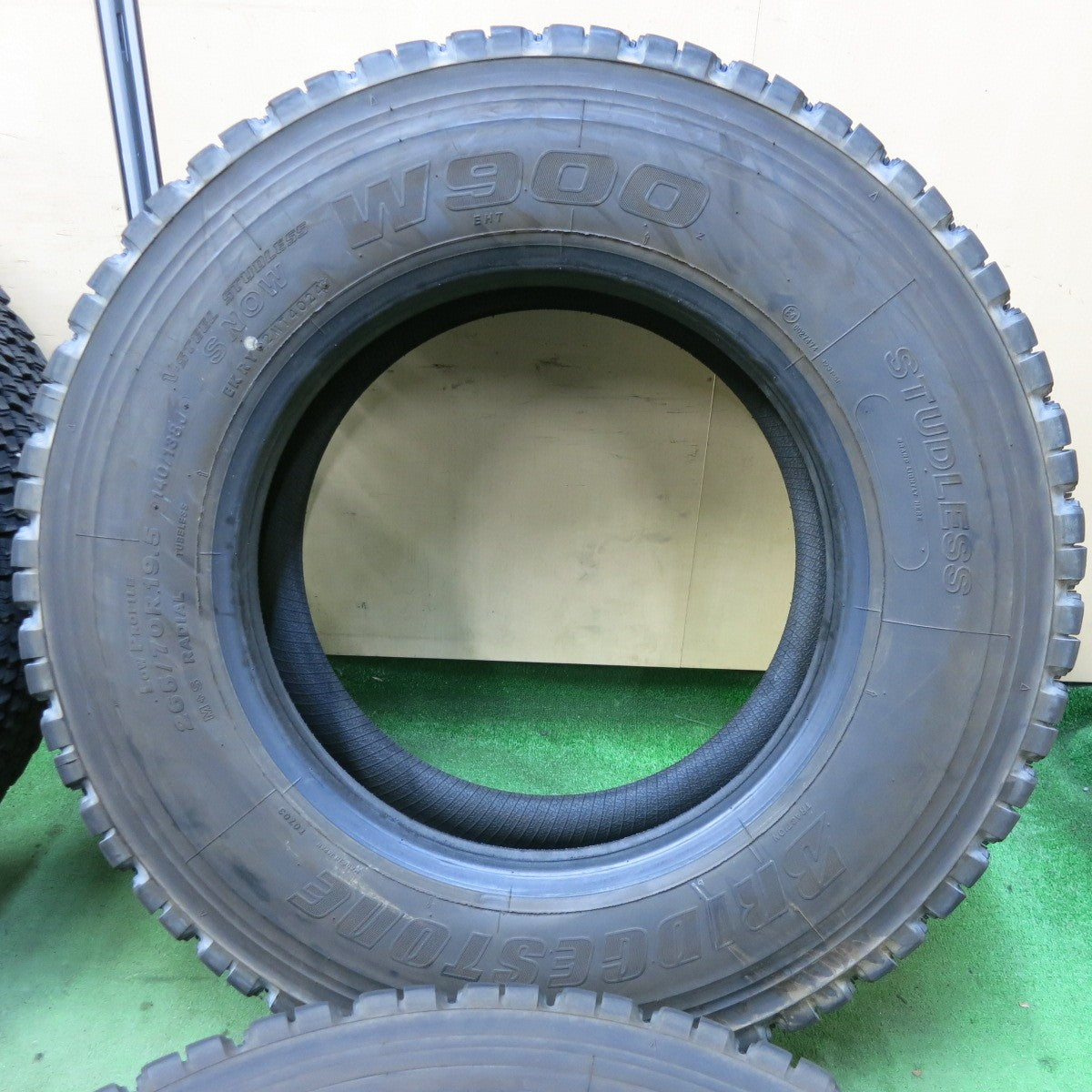 バリ溝!24年!9分★トラック タイヤ 265/70R19.5 140/138J スタッドレス ブリヂストン W900 19.5インチ★5061902SYスタ