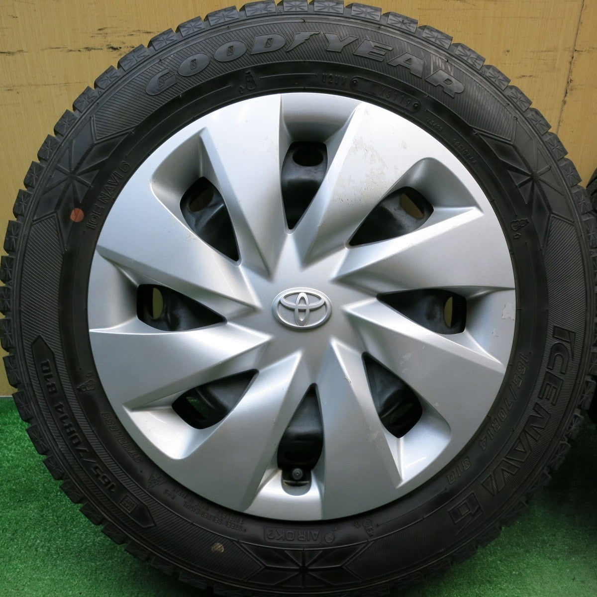 バリ溝!9分★トヨタ ヴィッツ 純正 スチール 165/70R14 スタッドレス グッドイヤー アイスナビ6 14インチ PCD100/4H★5072602HAス