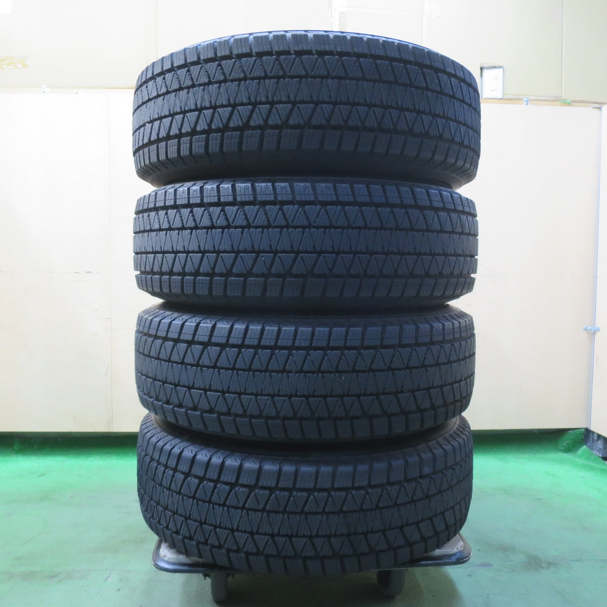 バリ溝!24年!キレイ!ほぼ10分★スタッドレス 215/70R16 ブリヂストン ブリザック DM-V3 VIOLENTO ヴィオレント 16インチ PCD114.3/5H★5112407イス