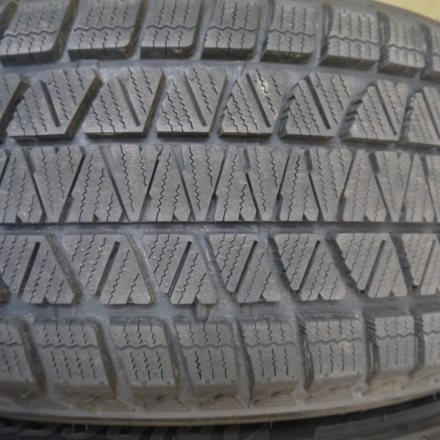 バリ溝!25年!9.5分★スタッドレス 235/50R20 ブリヂストン ブリザック DM-V3 タイヤ 20インチ レクサス NX クラウン クロスオーバー bZ4X CX-60 CX-8 等★6050106Hスタ