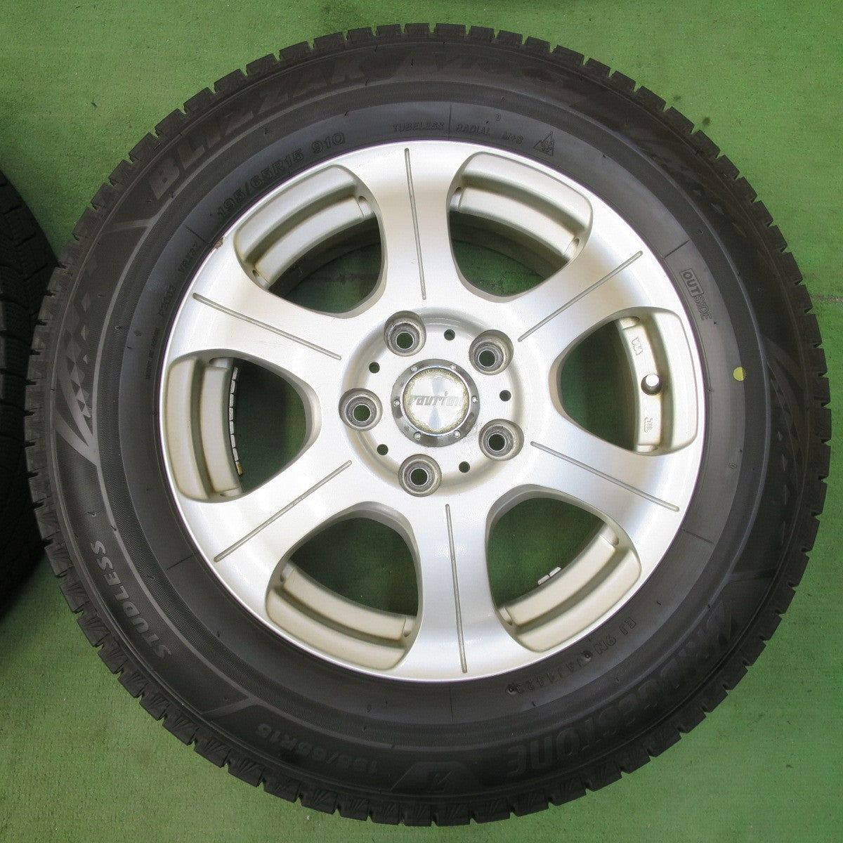 バリ溝!23年!9.5分★スタッドレス 195/65R15 ブリヂストン ブリザック VRX3 ravrion ラブリオン 15インチ PCD114.3/5H★5050208イス