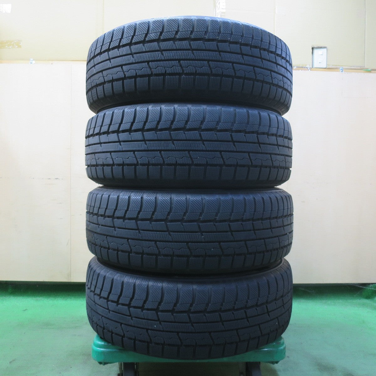 バリ溝!23年!キレイ!9.5分★スタッドレス 225/60R17 トーヨー ウインター トランパス TX Exceeder エクシーダー 17インチ PCD114.3/5H★5093010イス