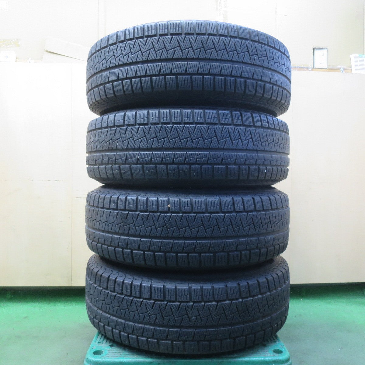 バリ溝!キレイ!8.5分◎マツダ アテンザ 純正 225/65R17 スタッドレス ピレリ アイスアシンメトリコ プラス 17インチ PCD114.3/5H◎6092506イス