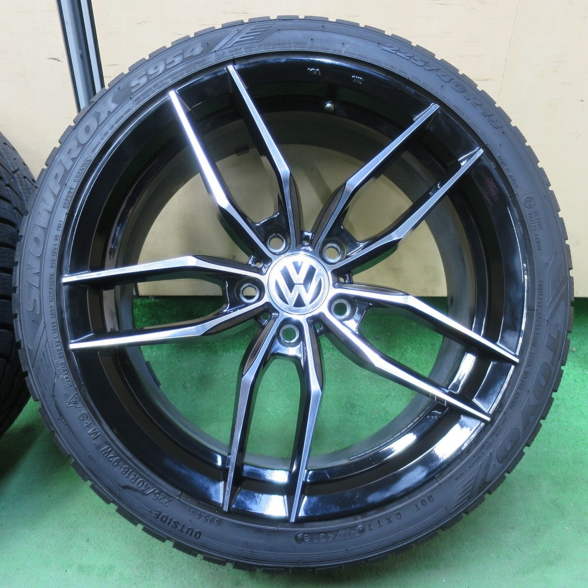バリ溝!9.5分★ワーゲン 等 Luxury wheels Sharp Blade 225/40R18 スタッドレス トーヨー SNOWPROX S954 18インチ PCD112/5H★5040604IMス