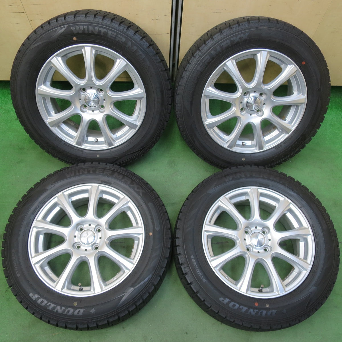 バリ溝!キレイ!9.5分★スタッドレス 195/65R16 ダンロップ ウインターマックス WM02 DUFACT デュファクト 16インチ PCD100/4H★5102007イス