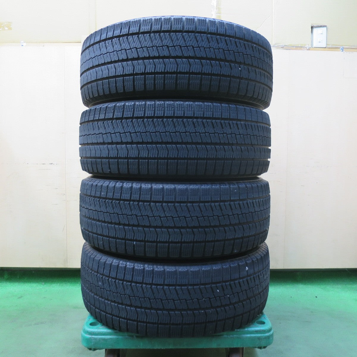 バリ溝!キレイ!9.5分★プジョー 等 EURO AFG 215/55R17 スタッドレス ブリヂストン ブリザック VRX2 ユーロ 17インチ PCD108/5H★5112814イス