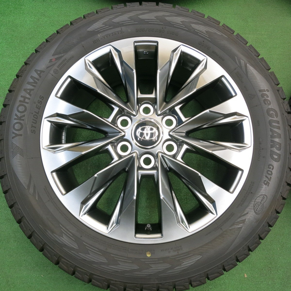 バリ溝!23年!キレイ!9.5分以上★トヨタ ランドクルーザー 300 ZX 純正 265/55R20 スタッドレス ヨコハマ アイスガード G075 20インチ ランクル PCD139.7/6H★5050211HAス