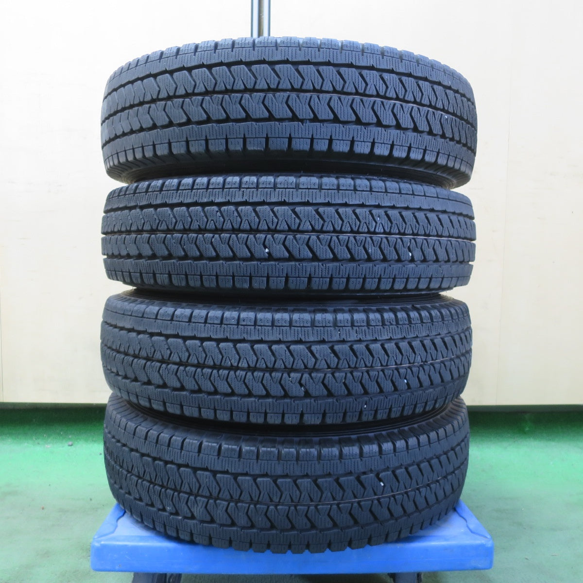 バリ溝!23年!キレイ!9分★スタッドレス 145/80R12 80/78N ブリヂストン ブリザック VL10 TOPY スチール ホイール 12インチ PCD100/4H★6042009イス