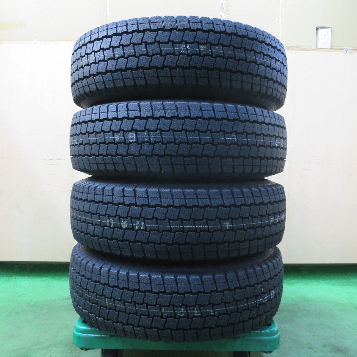 未使用!24年★ハイエース 等 195/80R15 107/105L スタッドレス グッドイヤー アイスナビ カーゴ DELF FLEX 15インチ PCD139.7/6H★5022415イス