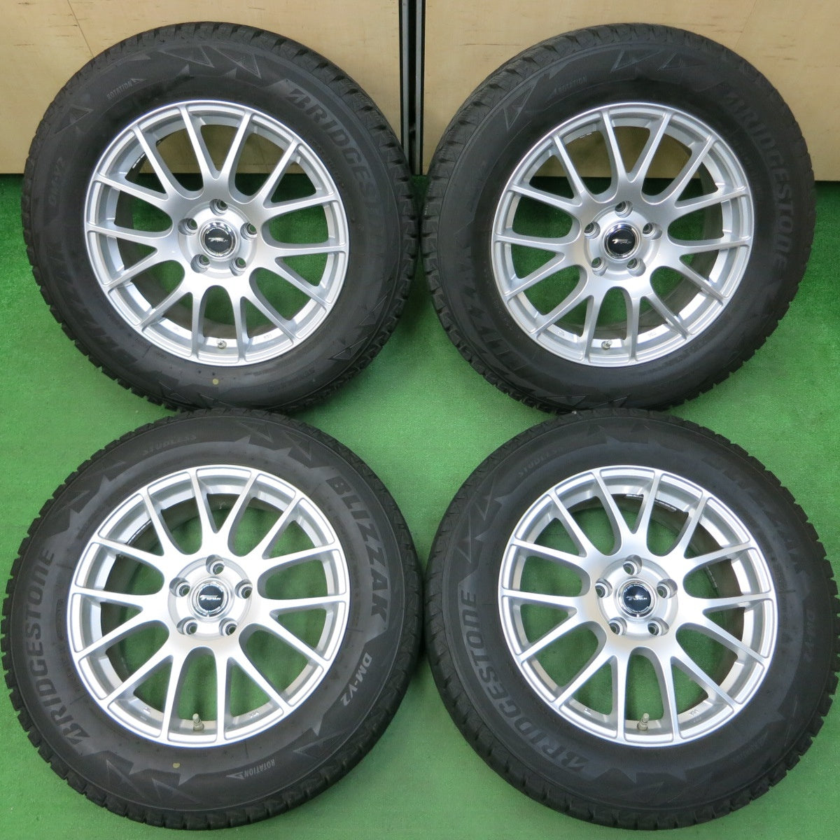 送料無料* バリ溝！キレイ！8.5分☆スタッドレス 225/65R17 