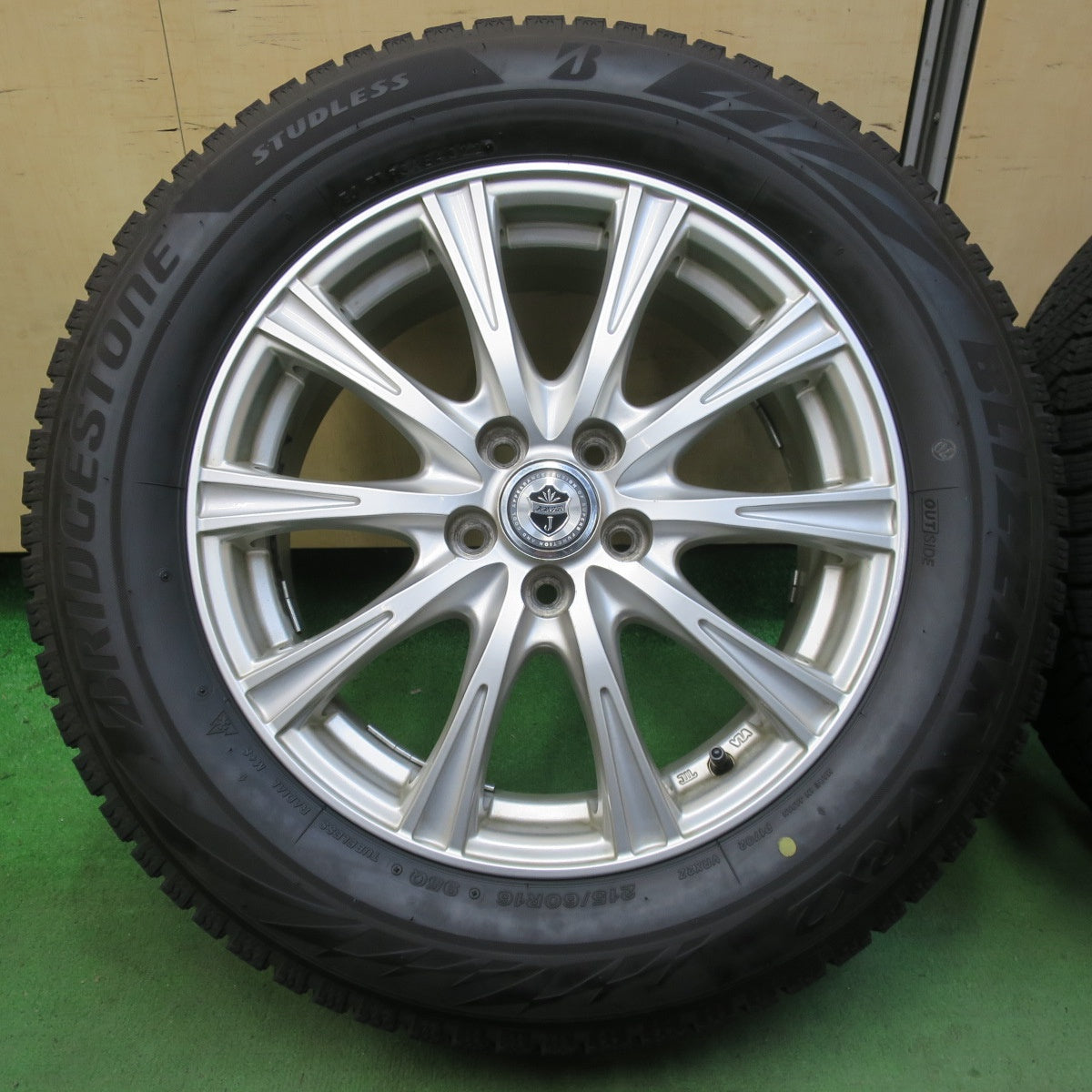バリ溝!22年!9分★フォレスター 等 215/60R16 スタッドレス ブリヂストン ブリザック VRX2 JOKER ジョーカー 16インチ PCD100/5H★5042606イス