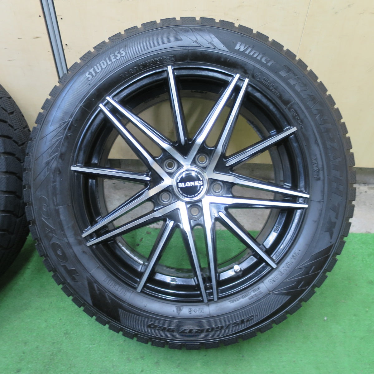 バリ溝!23年!キレイ!9.5分★スタッドレス 215/60R17 トーヨー ウインター トランパス TX BLONKS ブロンクス 17インチ PCD114.3/5H★5091001TTス