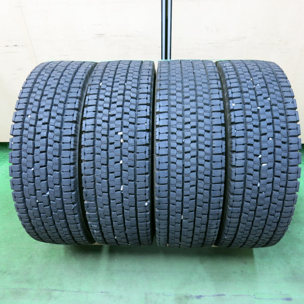 バリ溝!24年!9.5分★トラック タイヤ 215/70R17.5 123/121J スタッドレス ブリヂストン W999 17.5インチ★5070410SYスタ
