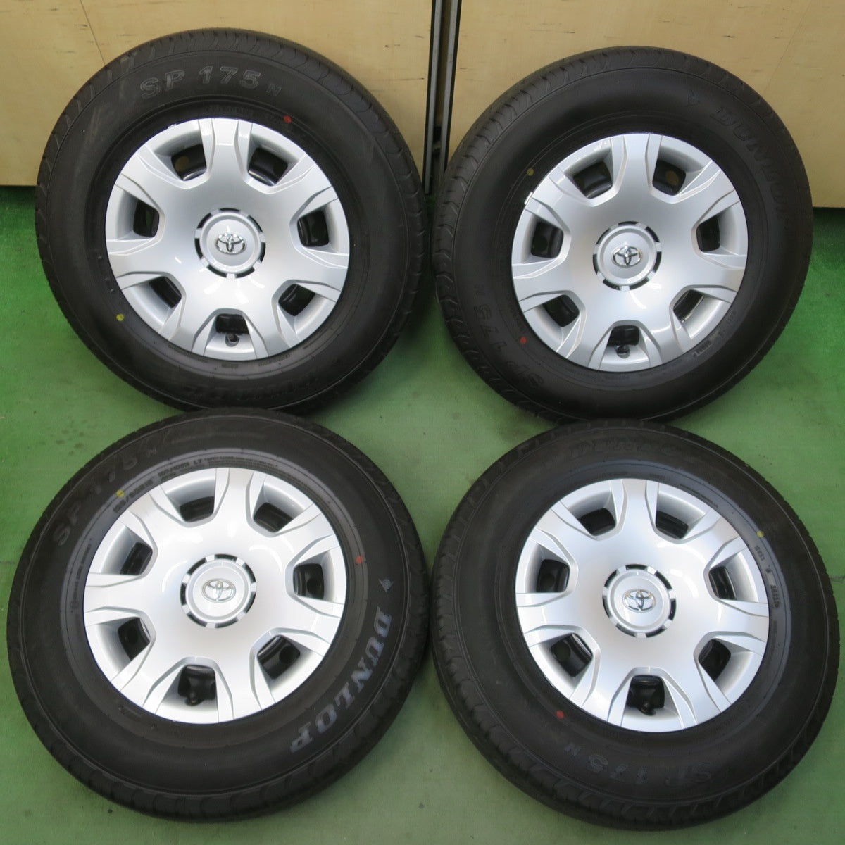 DUNLOP - 200系ハイエース 新車外し 純正タイヤホイールセット 