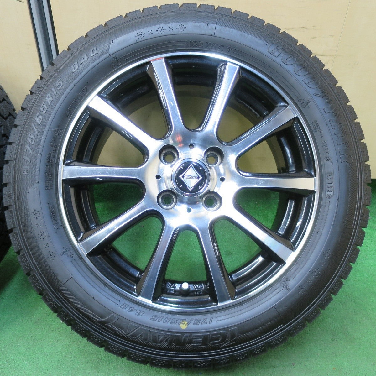 タイヤほぼ未使用!23年!キレイ★スタッドレス 175/65R15 グッドイヤー アイスナビ7 RiZLEY ライツレー 15インチ PCD100/4H★5010705イス