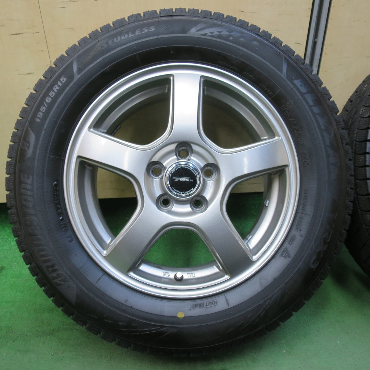 超バリ溝!22年!キレイ!ほぼ10分★プリウス 等 195/65R15 スタッドレス ブリヂストン ブリザック VRX3 TOPRUN トップラン 15インチ PCD100/5H★5092908イス