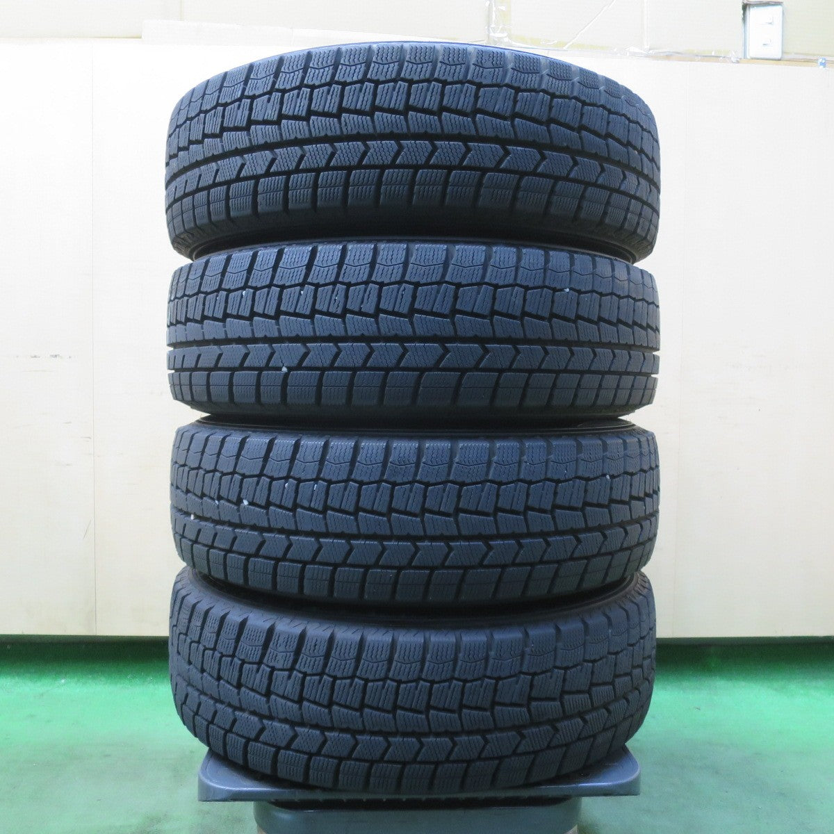 バリ溝!23年!キレイ!9.5分★スタッドレス 175/65R15 ダンロップ ウインターマックス WM02 SCHNEIDER シュナイダー 15インチ PCD100/4H★5123006イス