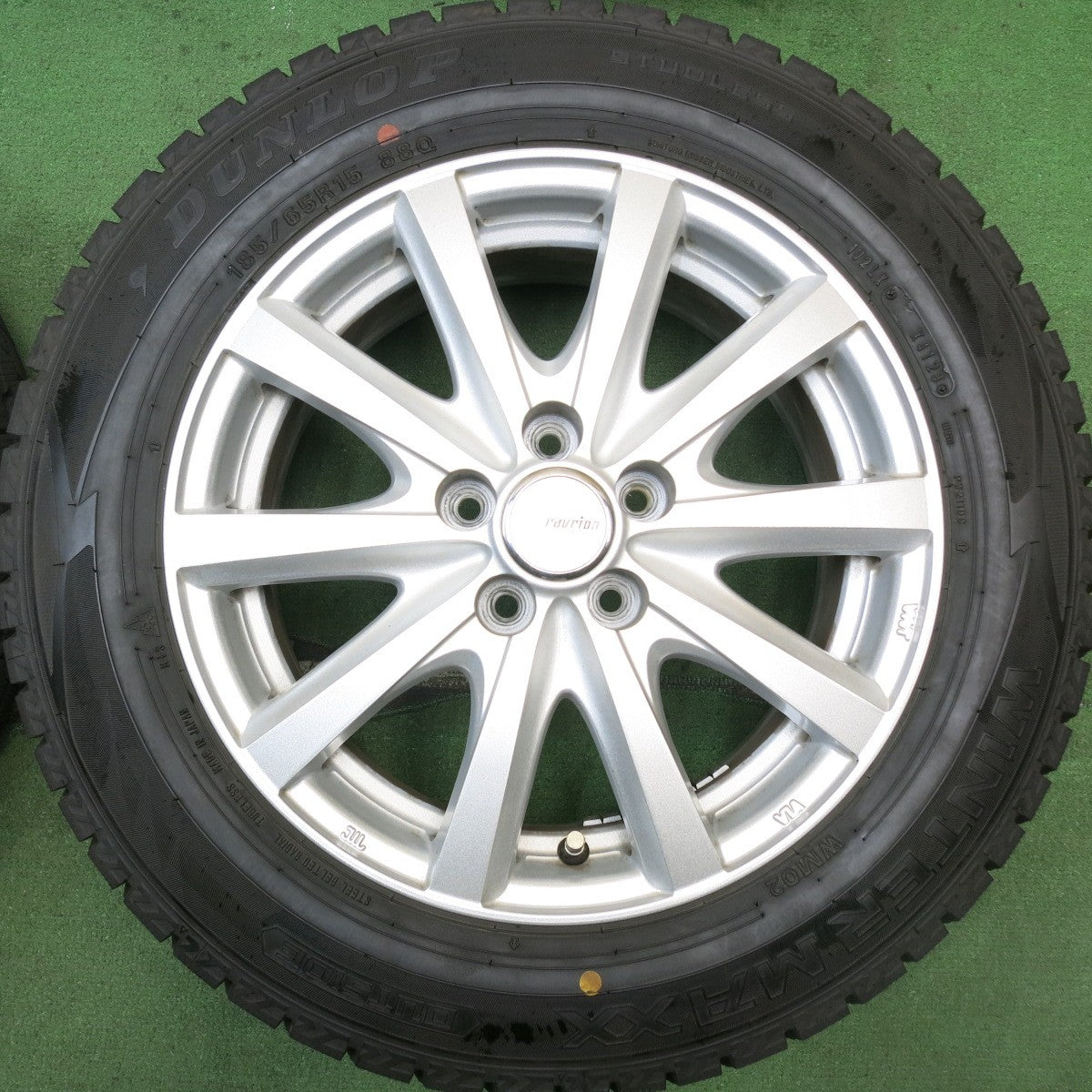 バリ溝!23年!キレイ!9.5分★プリウス 等 185/65R15 スタッドレス ダンロップ ウインターマックス WM02 ravrion RS01 ラブリオン 15インチ PCD100/5H★5072701HAス