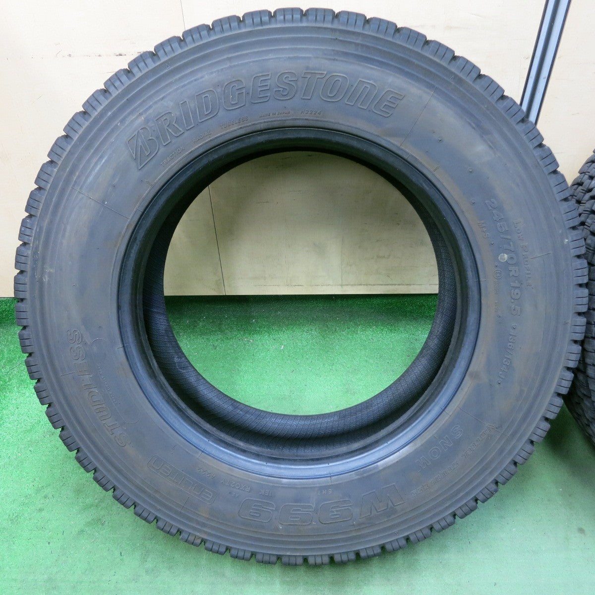 バリ溝!24年!9.5分!2本★トラック タイヤ 245/70R19.5 136/134J スタッドレス ブリヂストン W999 19.5インチ★5053004ナスタ