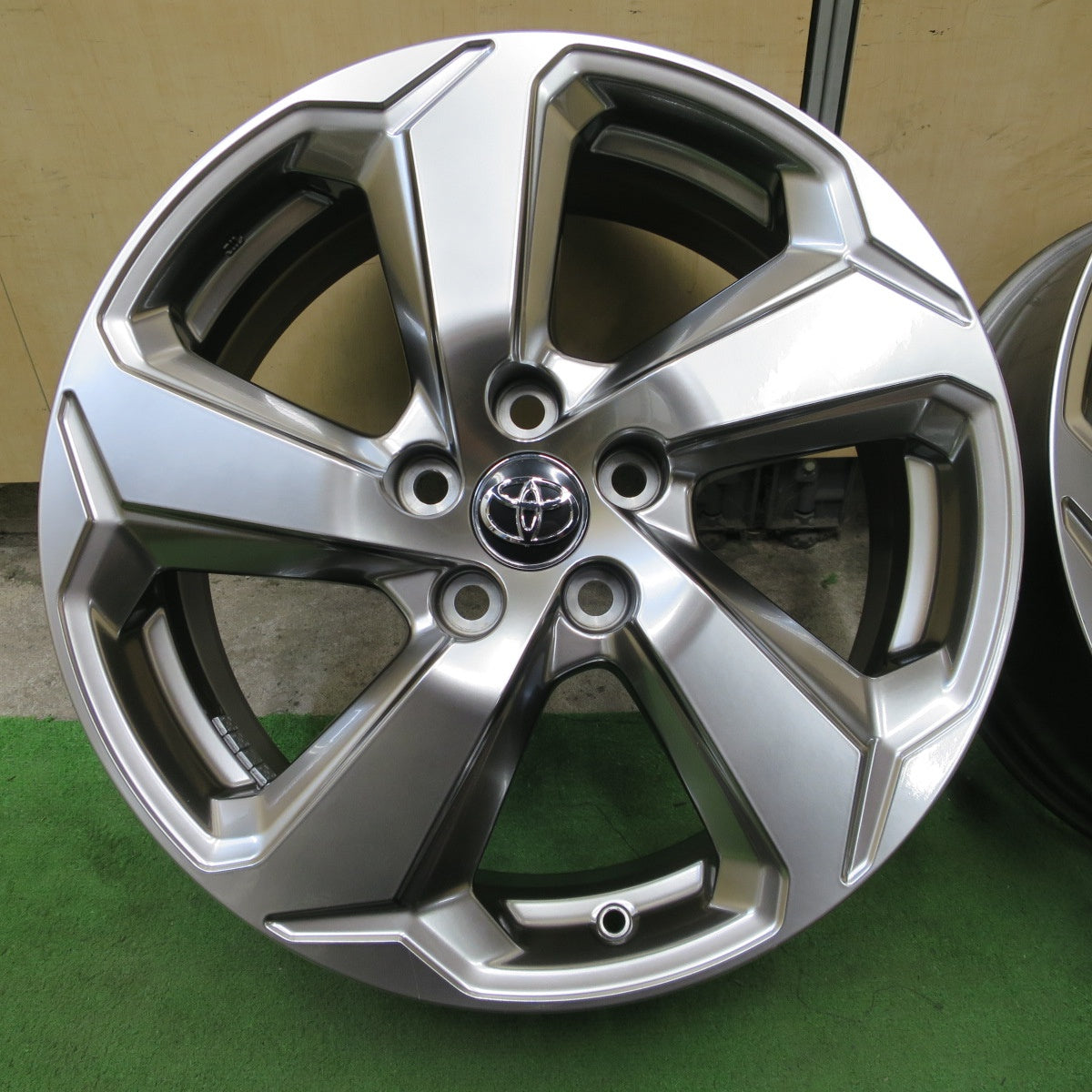 新車外し◎トヨタ 50系 RAV4 Gグレード 純正 ホイール 18インチ 18×7J PCD114.3/5H◎6101202NGホ