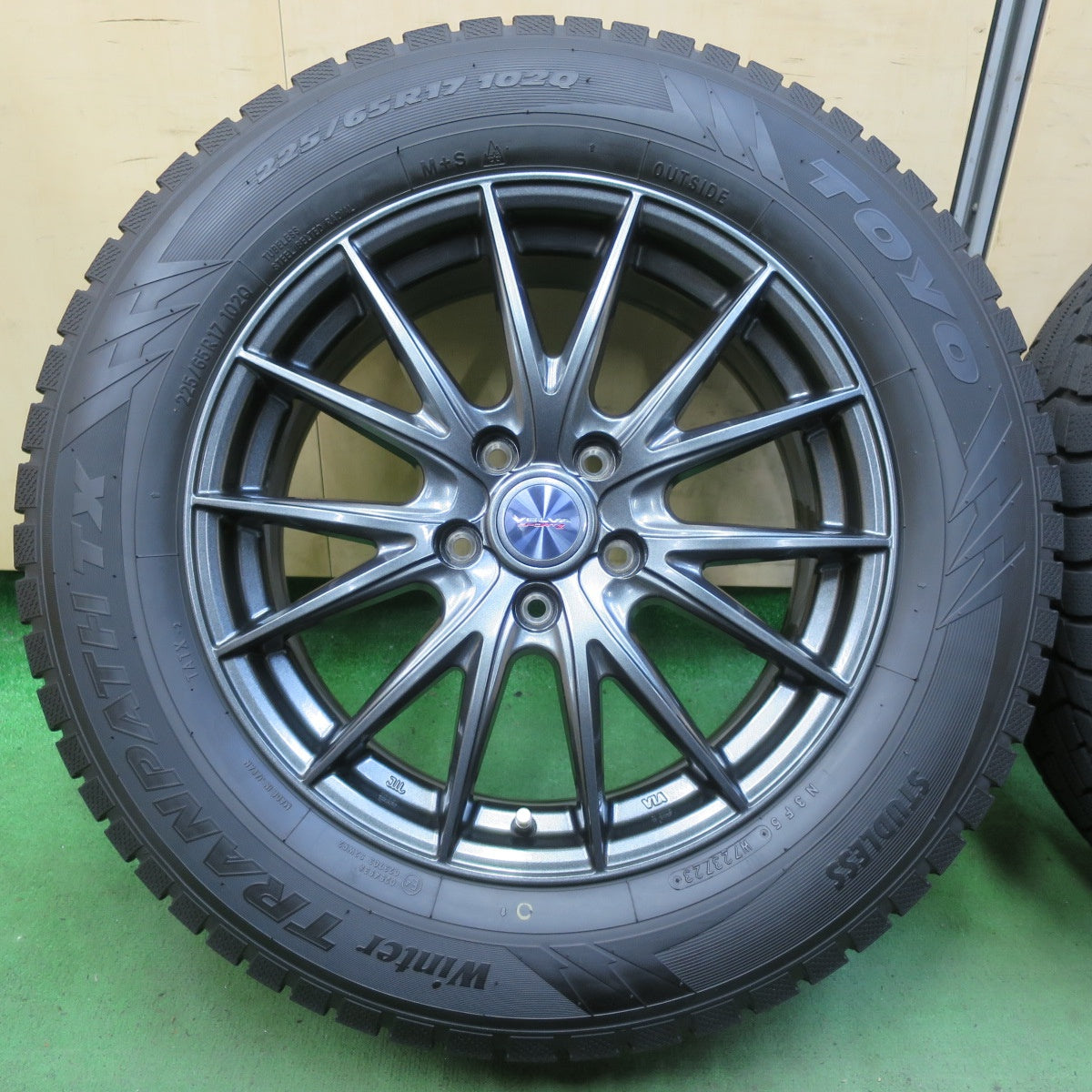 バリ溝!23年!キレイ!9.5分★スタッドレス 225/65R17 トーヨー ウインター トランパス TX VELVA SPORTZ ヴェルヴァ 17インチ PCD114.3/5H★5082101イス