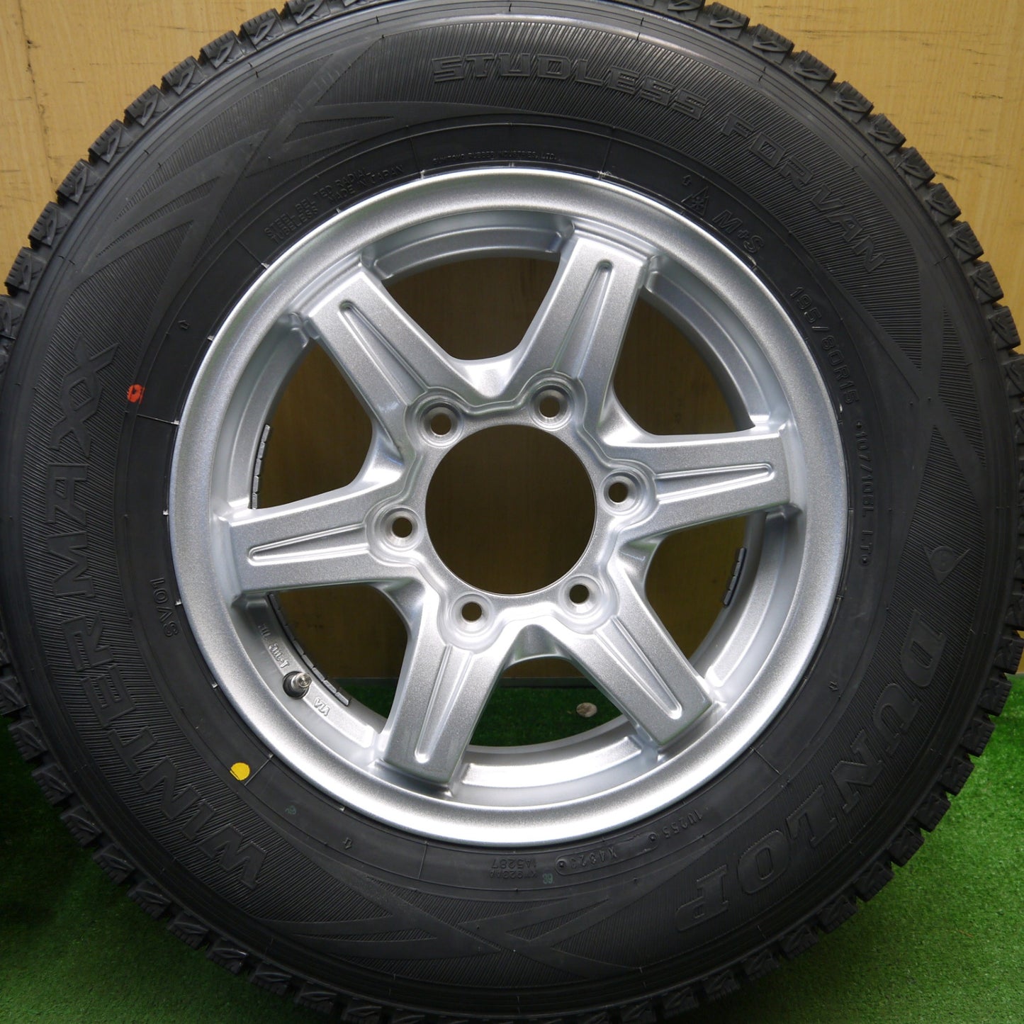 未使用!23年★ハイエース等 スタッドレス 195/80R15 107/105L ダンロップ ウインターマックス SV01 URBAN SPORTS アーバンスポーツ PCD139.7/6H★5041505Hス