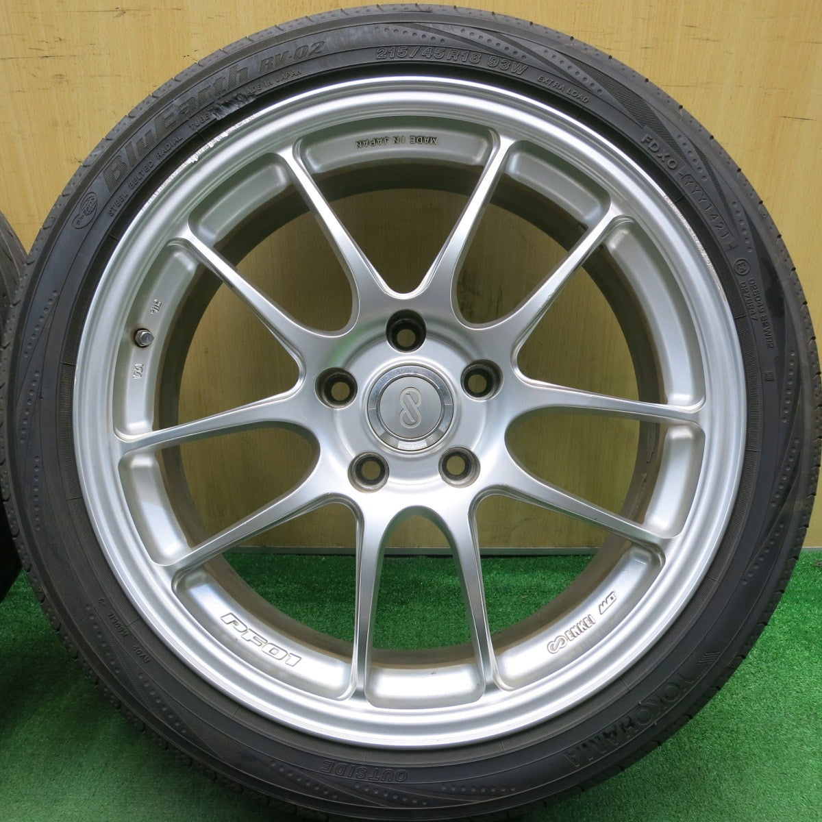 バリ溝!21年!9.5分★ENKEI PF01 215/45R18 ヨコハマ ブルーアース RV-02 エンケイ 18インチ PCD114.3/5H★5052310HAス