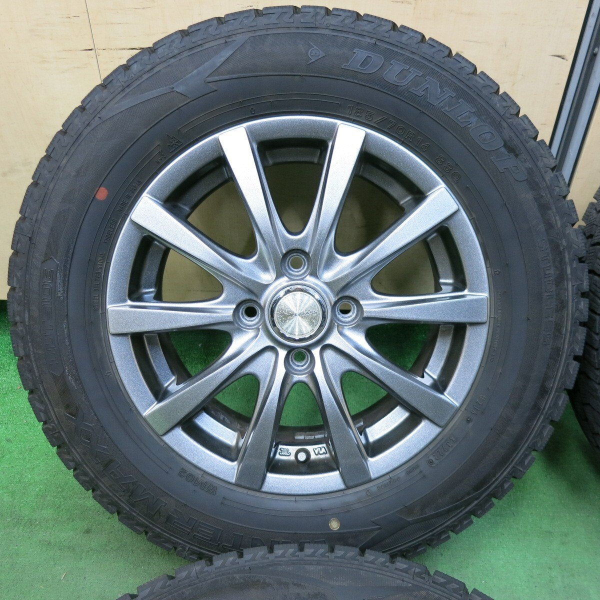 バリ溝!22年!キレイ!9.5分★スタッドレス 185/70R14 ダンロップ ウインターマックス WM02 GRASS グラス 14インチ PCD100/4H★5022803SYス