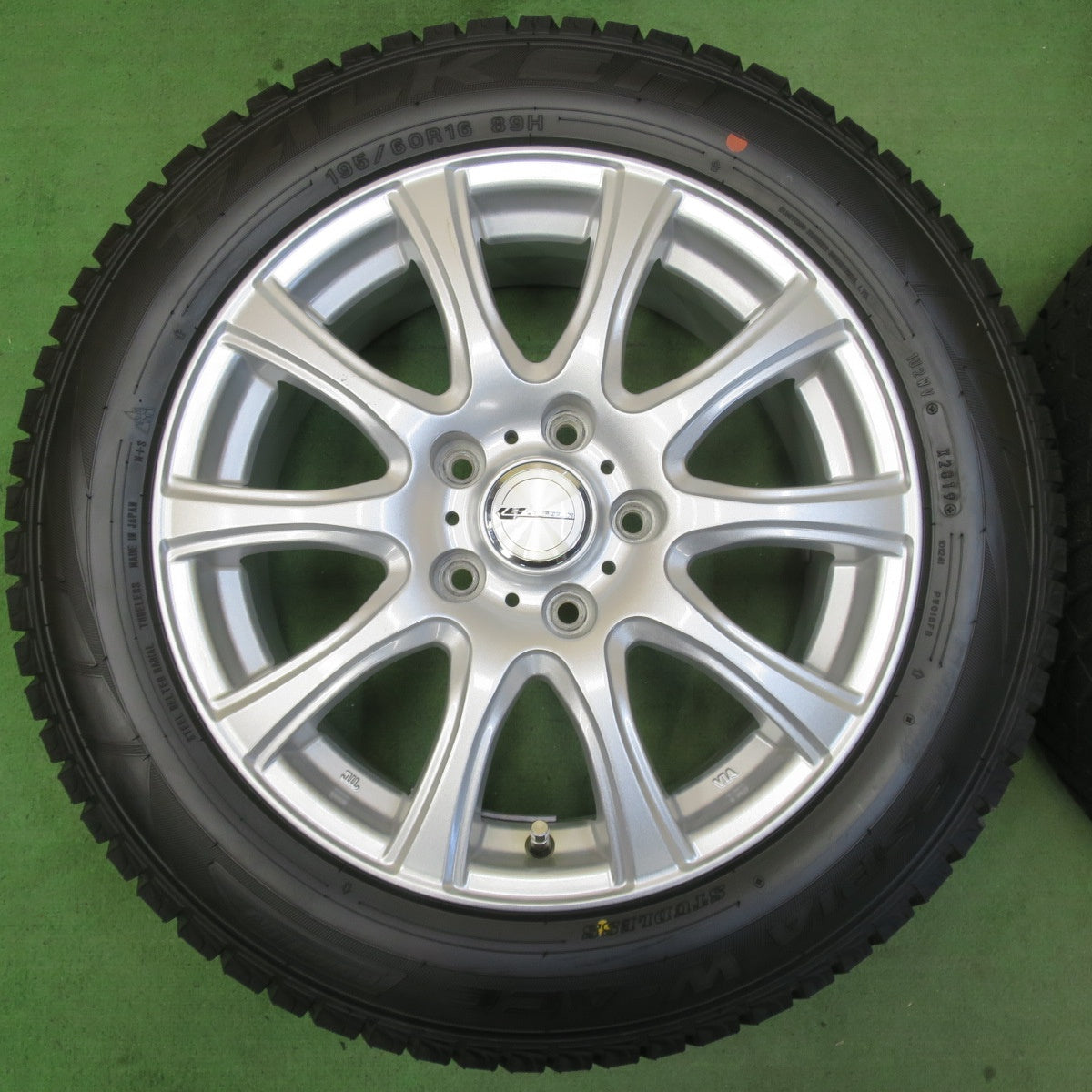超バリ溝!キレイ!9.5分以上★スタッドレス 195/60R16 ファルケン エスピア W-ACE LAUFBAHN ラウフバーン 16インチ PCD114.3/5H★5050804イス