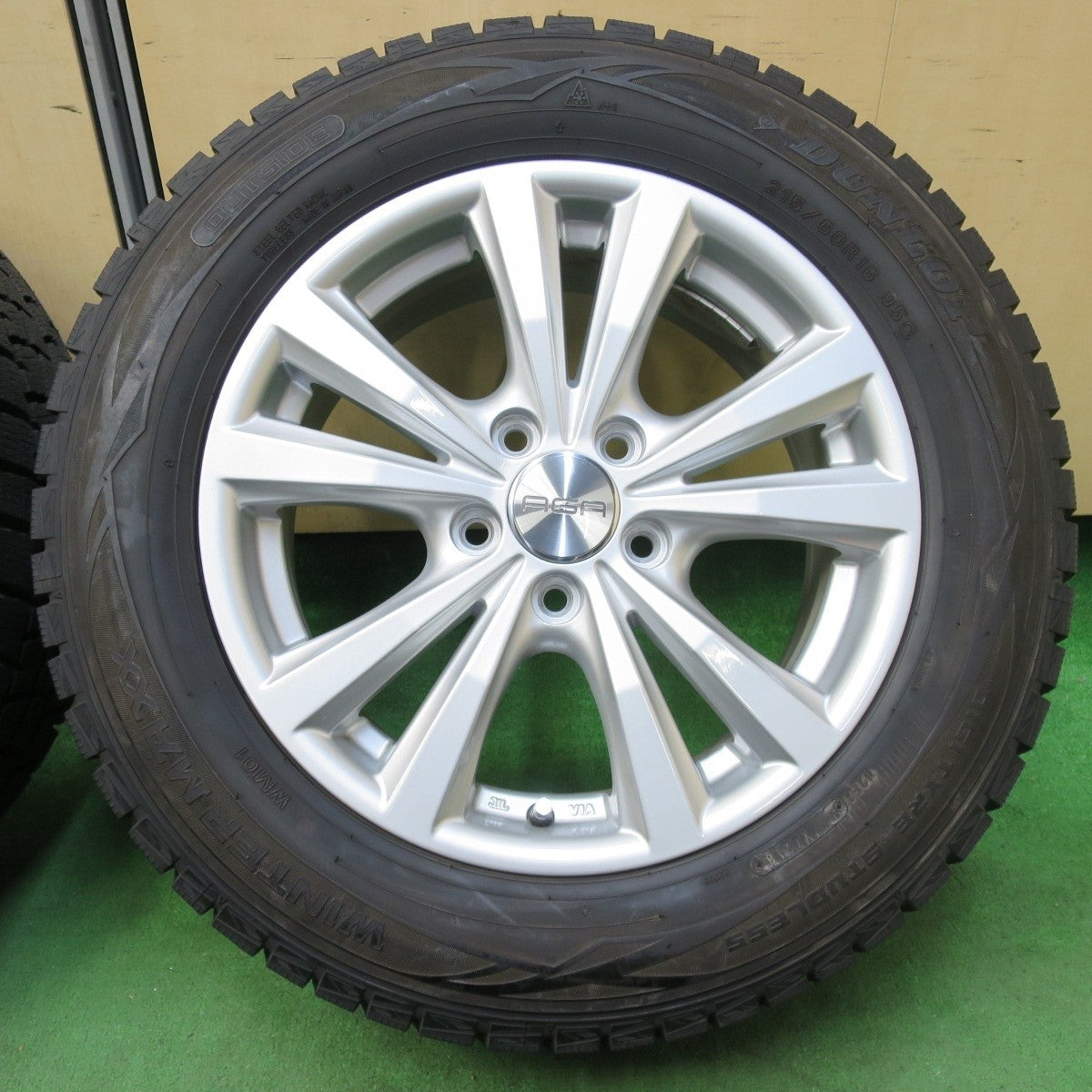 バリ溝!キレイ!ほぼ10分★アウディ ワーゲン 等 AGA DORF 215/60R16 スタッドレス ダンロップ ウインターマックス WM01 16インチ PCD112/5H★4121102イス