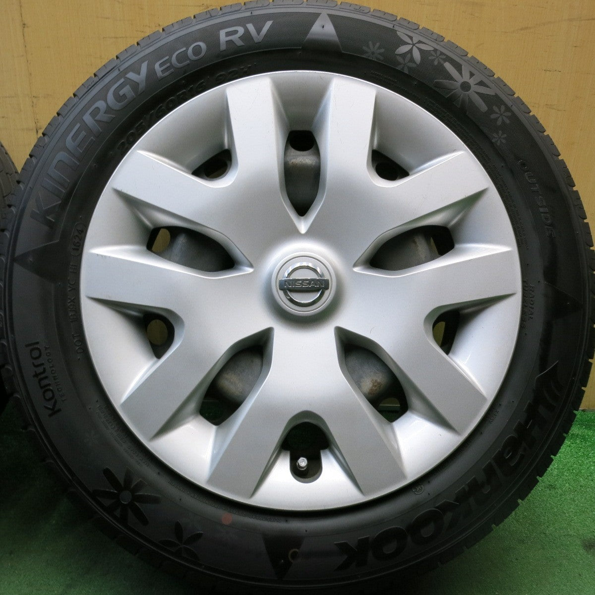 ほぼ未使用!24年★日産 ジューク 純正 スチール 205/60R16 ハンコック キナジー ECO RV 16インチ PCD114.3/5H★5090603HAノ