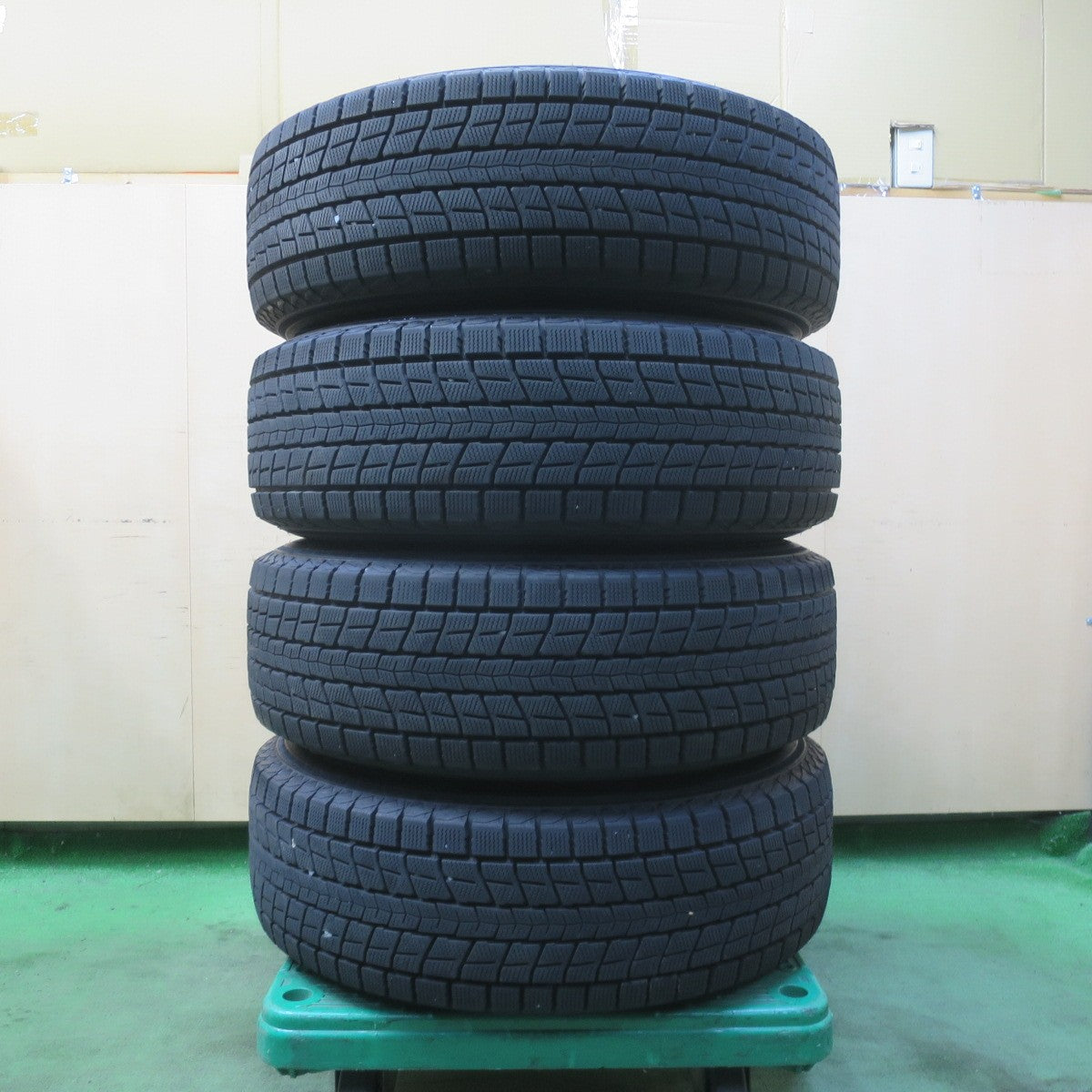 バリ溝!22年!キレイ!9.5分★スタッドレス 225/65R17 ダンロップ ウインターマックス SJ8 SJ8+ MP-04 17インチ PCD114.3/5H★6022112イス