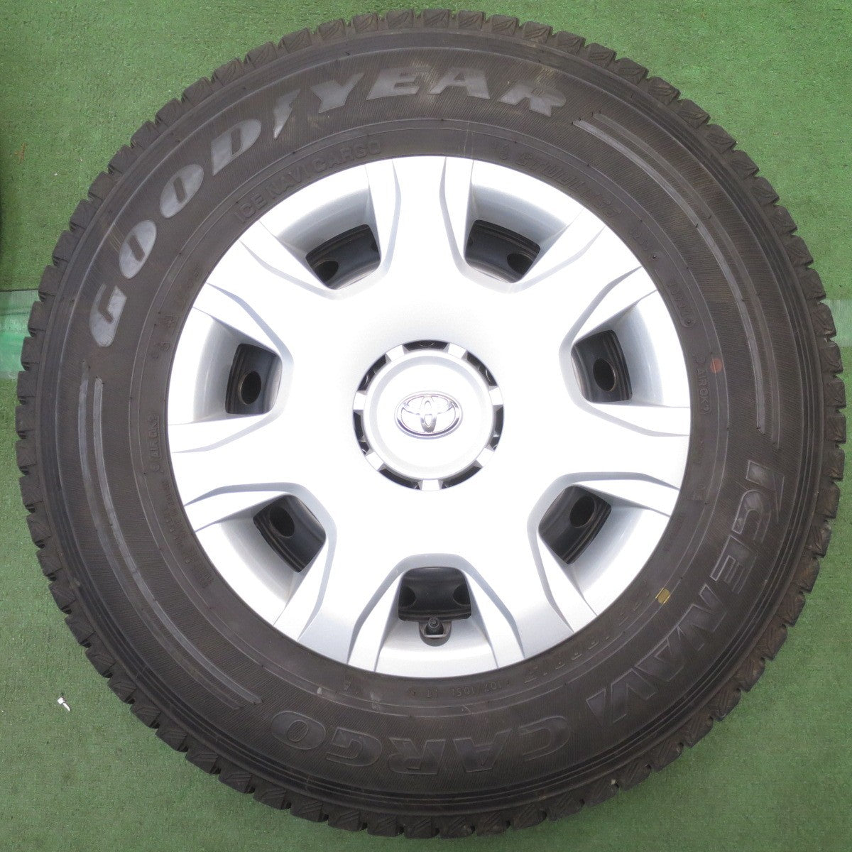 バリ溝!22年!キレイ!9.5分◎トヨタ 200系 ハイエース 純正 スチール 195/80R15 107/105L スタッドレス グッドイヤー アイスナビ CARGO カーゴ 15インチ PCD139.7/6H◎6101207NJス
