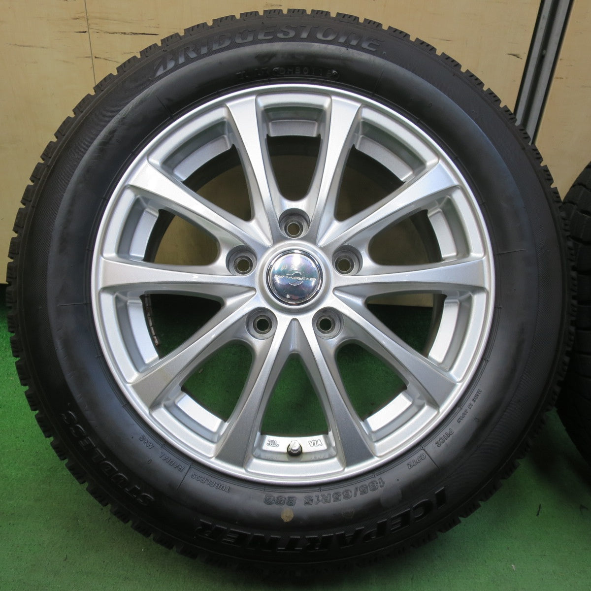 バリ溝!キレイ!ほぼ10分★スタッドレス 185/65R15 ブリヂストン アイスパートナー ENERGYLINE エナジーライン 15インチ PCD114.3/5H★5051508イス