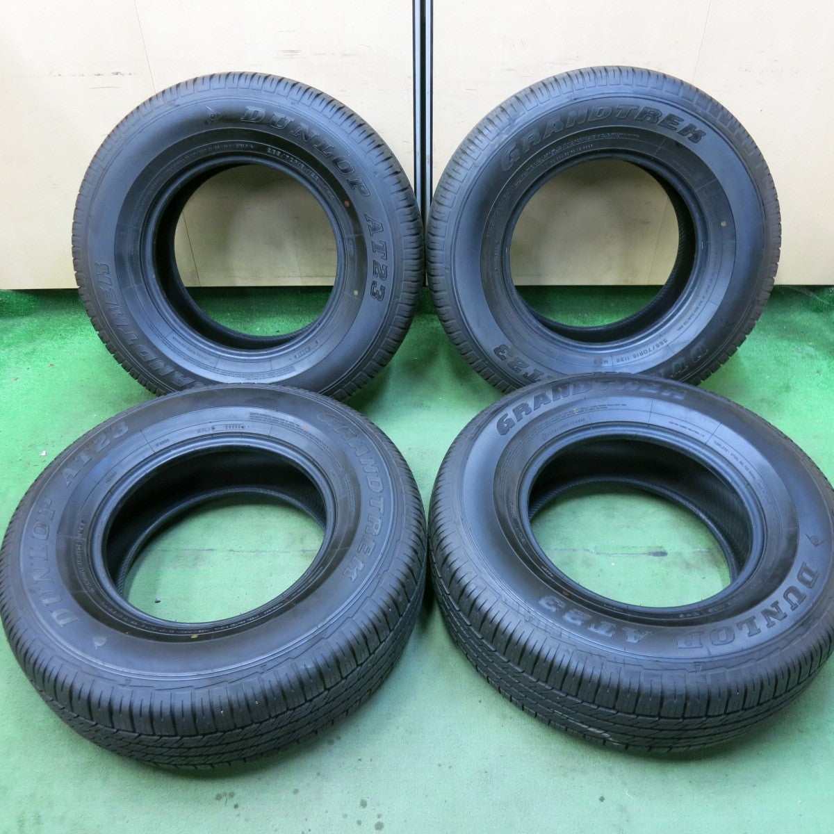 新車外し!24年★265/70R16 ダンロップ AT23 グラントレック タイヤ 16インチ ランクル ハイラックス サーフ プラド サファリ パジェロ 等★5082001SKノタ