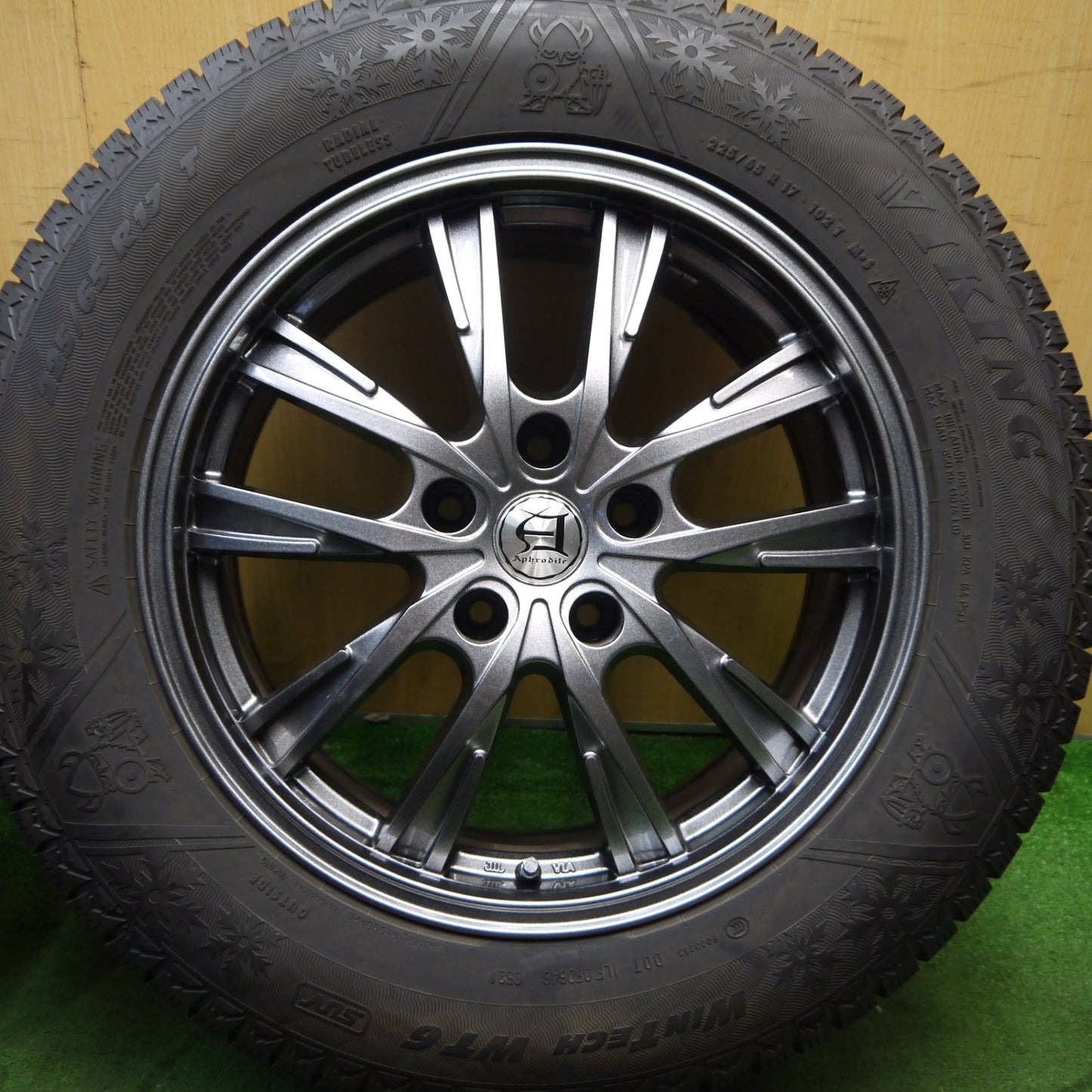 バリ溝!21年!キレイ!9.5分以上★スタッドレス 225/65R17 バイキング WINTECH WT6 Aphrodite アフロディーテ 17インチ PCD114.3/5H★5082002Hス