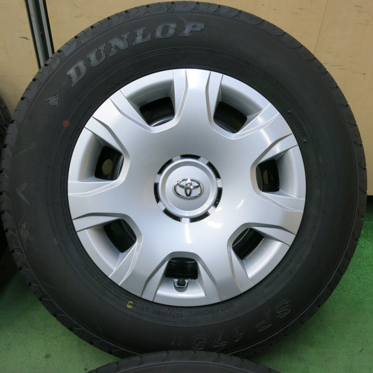 新車外し!21年★トヨタ 200系 ハイエース 純正 スチール 195/80R15 107/105N ダンロップ SP175N 15インチ PCD139.7/6H★5061310SYノ