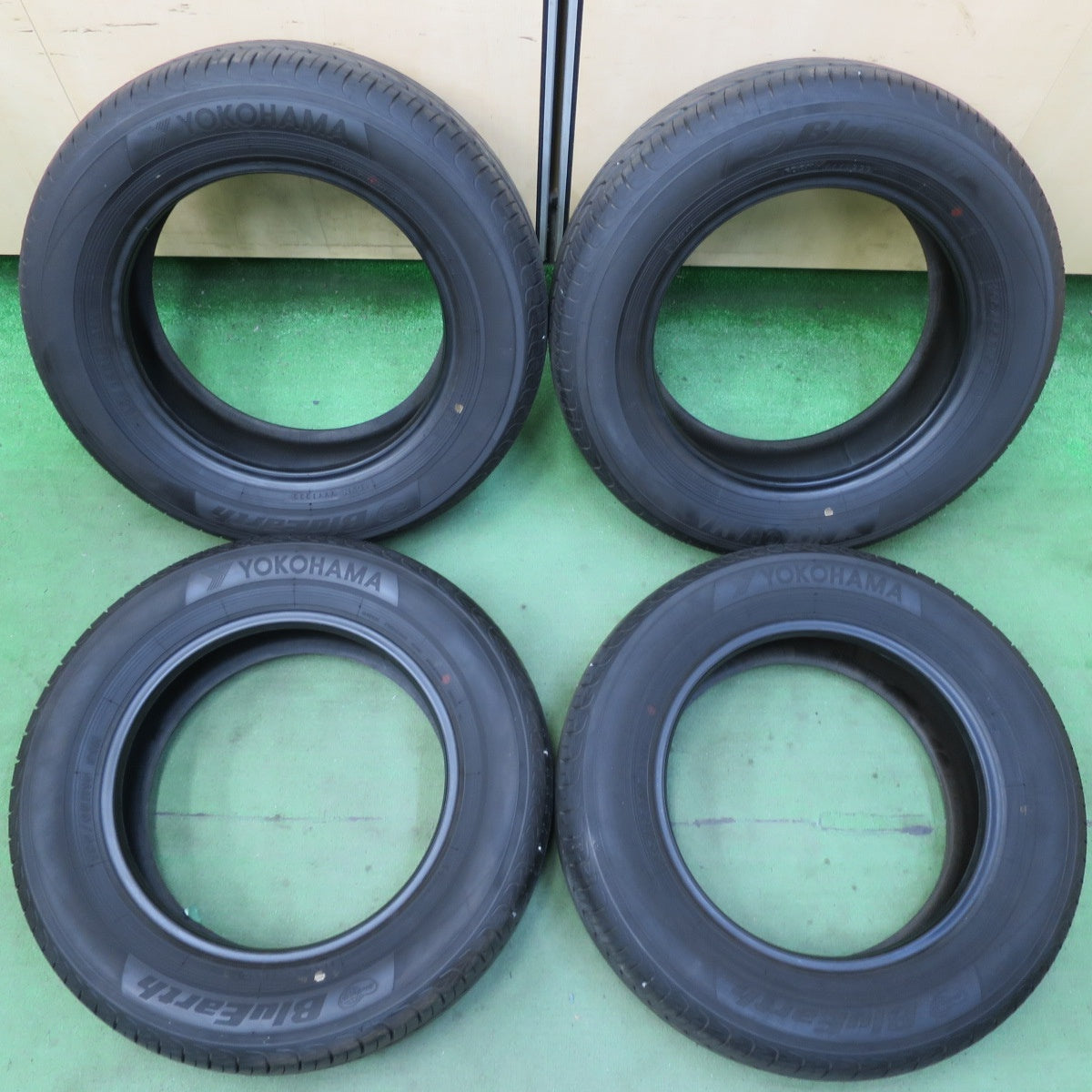 バリ溝!22年!ほぼ10分★195/65R15 ヨコハマ ブルーアース AE01F タイヤ 15インチ プリウス ノア ヴォクシー 等★5072202イノタ