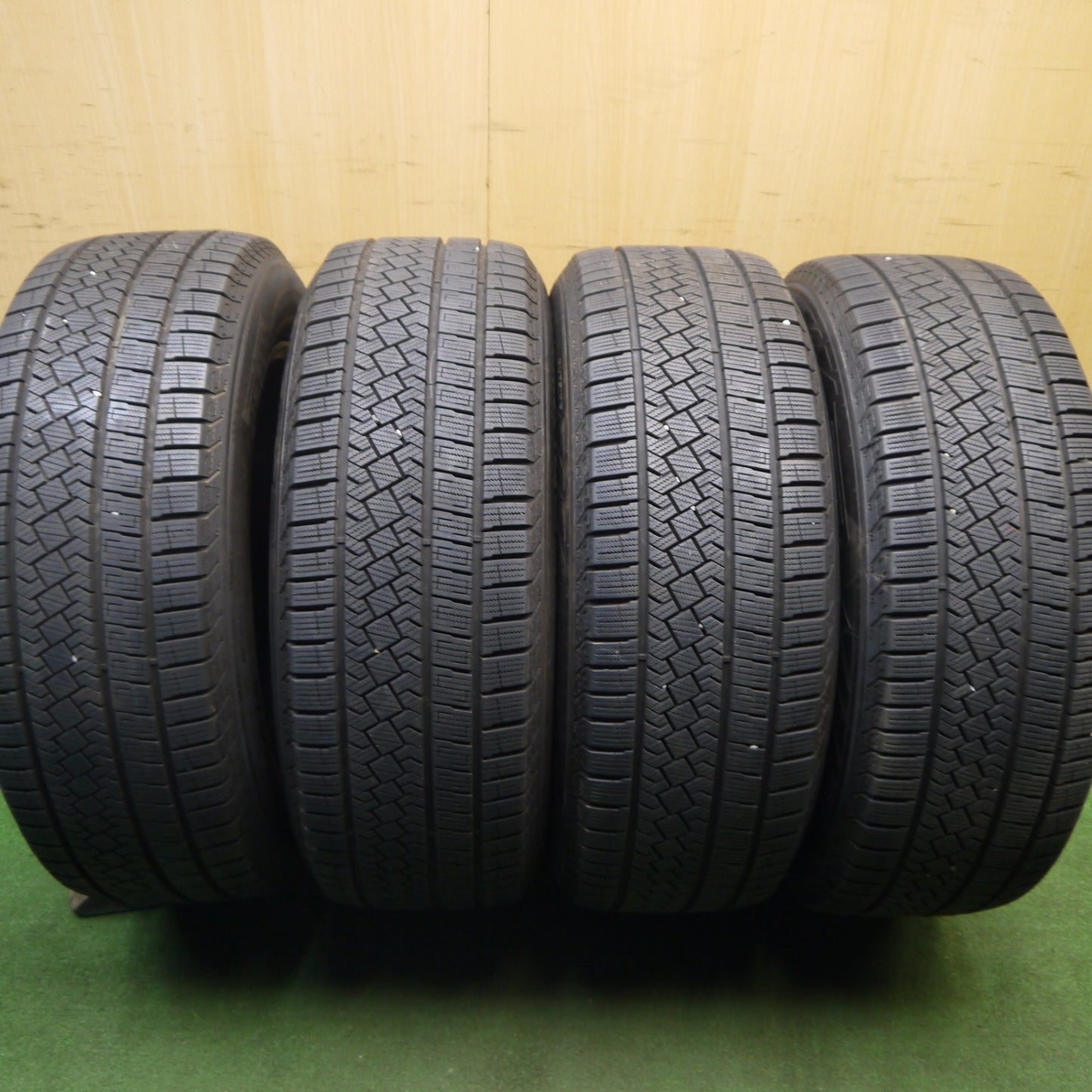 バリ溝!22年!キレイ!9.5分以上★アウディ Q5 等 Eurodesign CALWER 235/60R18 スタッドレス ピレリ アイスゼロ アシンメトリコ ユーロデザイン カルヴァー 18インチ PCD112/5H★6021703Hス