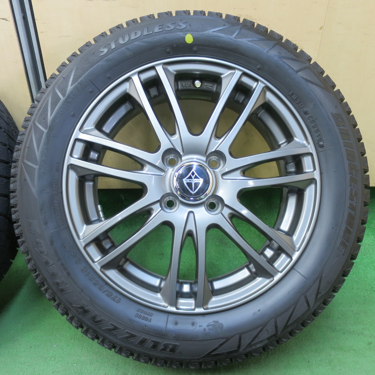 バリ溝!キレイ!ほぼ10分★スタッドレス 175/65R15 ブリヂストン ブリザック REVO2 VELVA ヴェルヴァ 15インチ PCD100/4H★5051905イス
