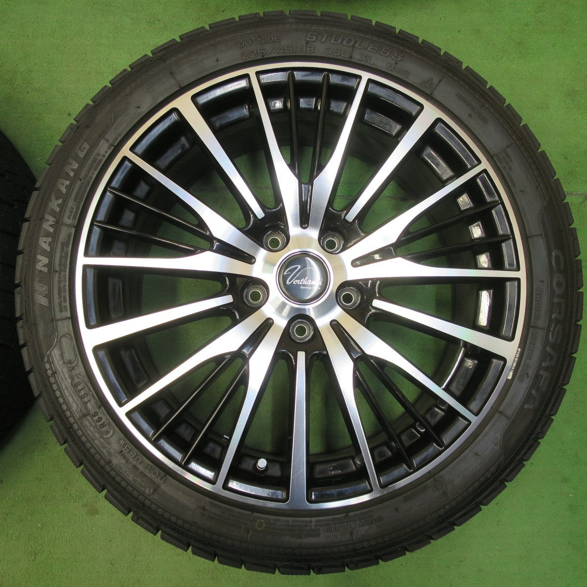 バリ溝!キレイ!ほぼ10分★スタッドレス 225/45R18 ナンカン CORSAFA Verthandi ヴェルザンディ ヴェルサンディ 18インチ PCD114.3/5H★5042104イス