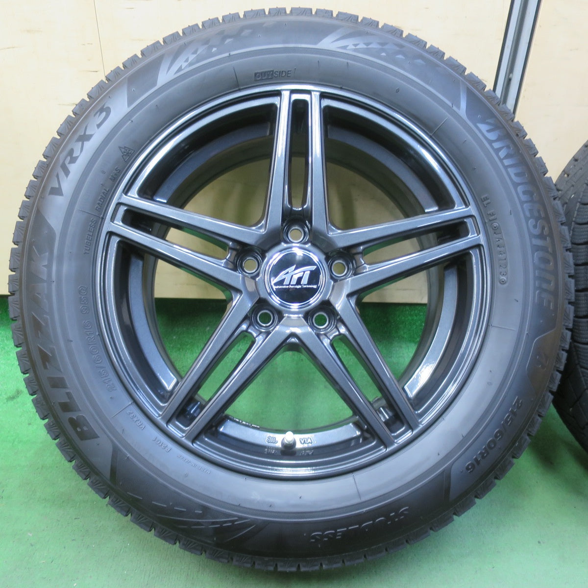 バリ溝!23年!キレイ!9.5分★アウディ A3 VW パサート 等 AFT ZINC 215/60R16 スタッドレス ブリヂストン ブリザック VRX3 16インチ PCD112/5H★5092010イス