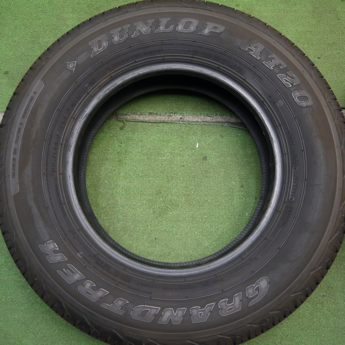 新車外し!24年★195/80R15 ダンロップ AT20 グラントレック タイヤ 15インチ ジムニー シエラ ハイエース 等★5070801Hノタ