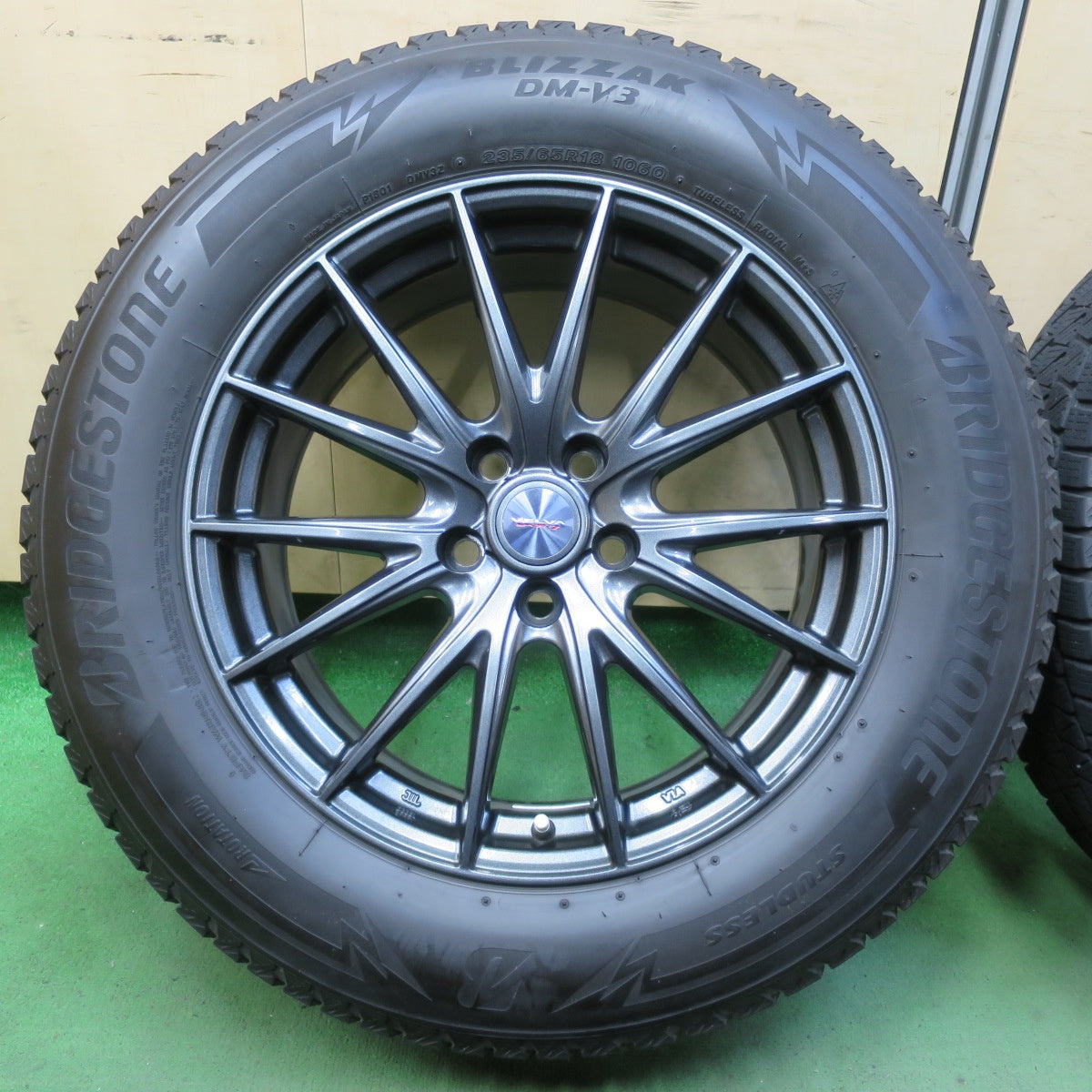キレイ★スタッドレス 235/65R18 ブリヂストン ブリザック DM-V3 VELVA SPORTZ ヴェルヴァ 18インチ PCD114.3/5H★5082102イス