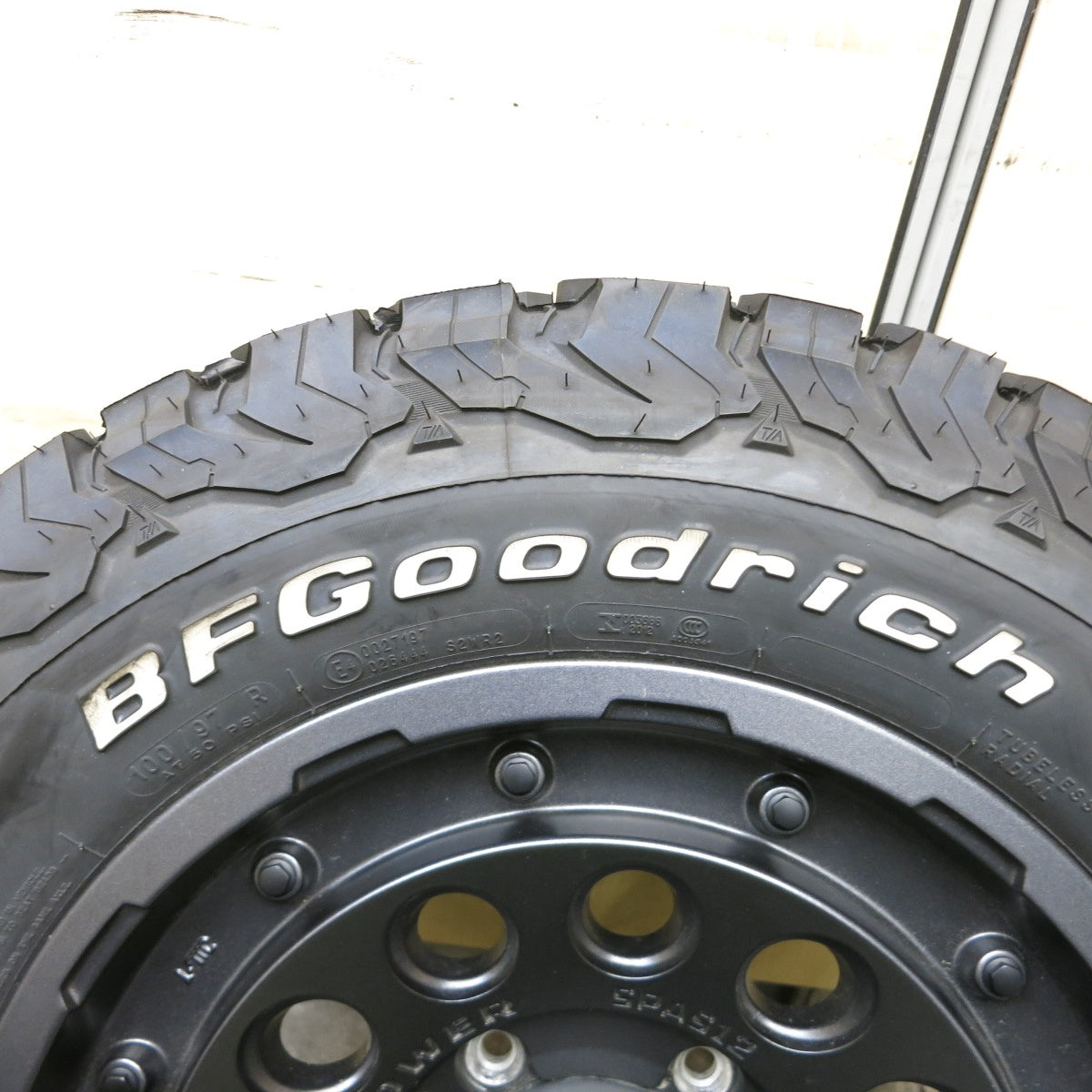 ほぼ未使用!24年!1本★NITRO POWER SPAS12 H12 SHOTGUN 215/70R16 BFグッドリッチ All-Terrain T/A KO2 16インチ ナイトロパワー PCD139.7/5H★5090502ナノ