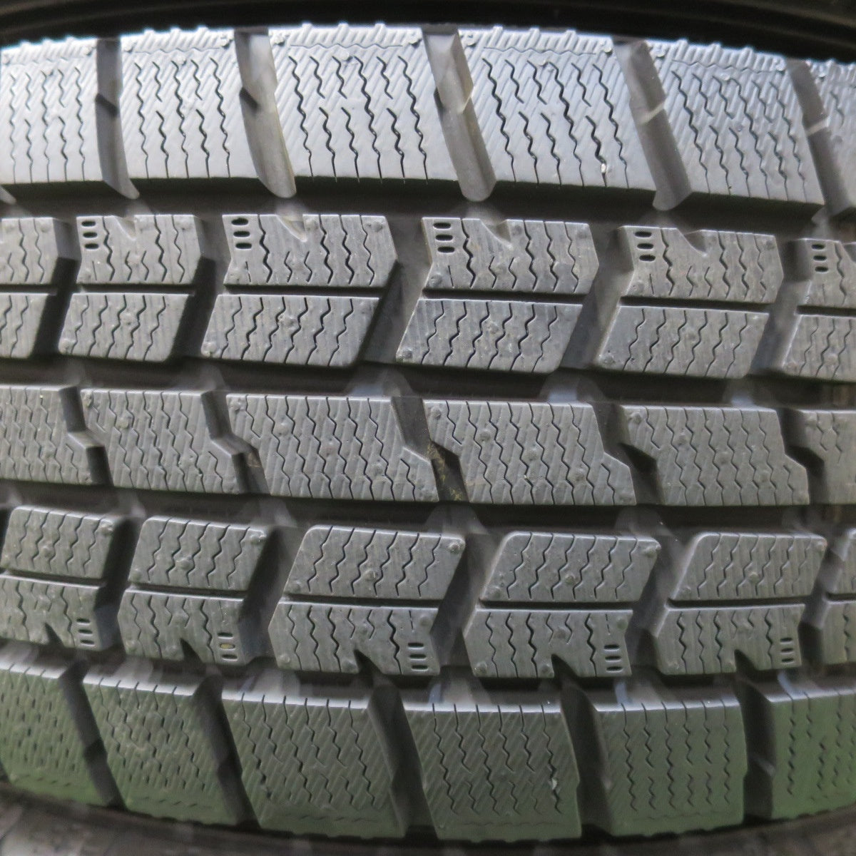 バリ溝!24年!ほぼ10分★スタッドレス 205/60R16 グッドイヤー アイスナビ7 タイヤ 16インチ ノア ヴォクシー プリウスα ステップワゴン 等★5120605イスタ