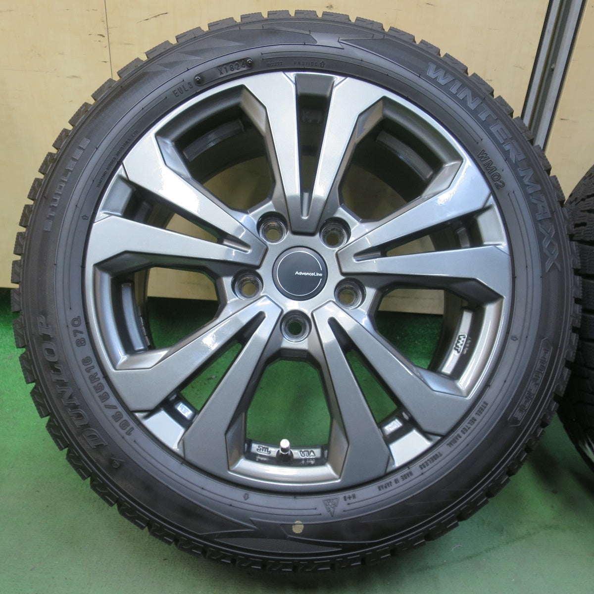 バリ溝!24年!キレイ!9.5分以上◎BMW MINI 等 195/55R16 スタッドレス ダンロップ ウインターマックス WM02 Advanceline SV-1 アドバンスライン 16インチ PCD112/5H◎6101304イス