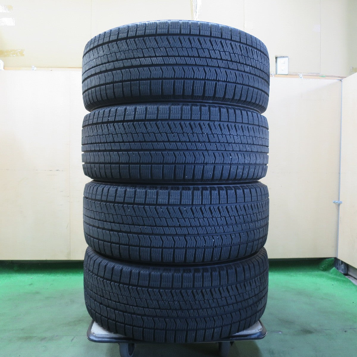 バリ溝!22年!9.5分★トヨタ 20系 アルファード ヴェルファイア 純正 235/50R18 スタッドレス ブリヂストン ブリザック VRX2 18インチ PCD114.3/5H★5110810イス