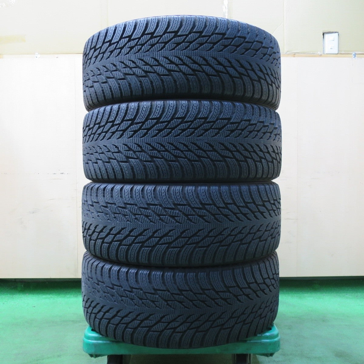 バリ溝!20年!9.5分★BMW 等 MAK FABRIK 225/45R18 スタッドレス ノキアンタイヤ ハッカペリッタ R3 ファブリック 18インチ PCD112/5H★4112914イス