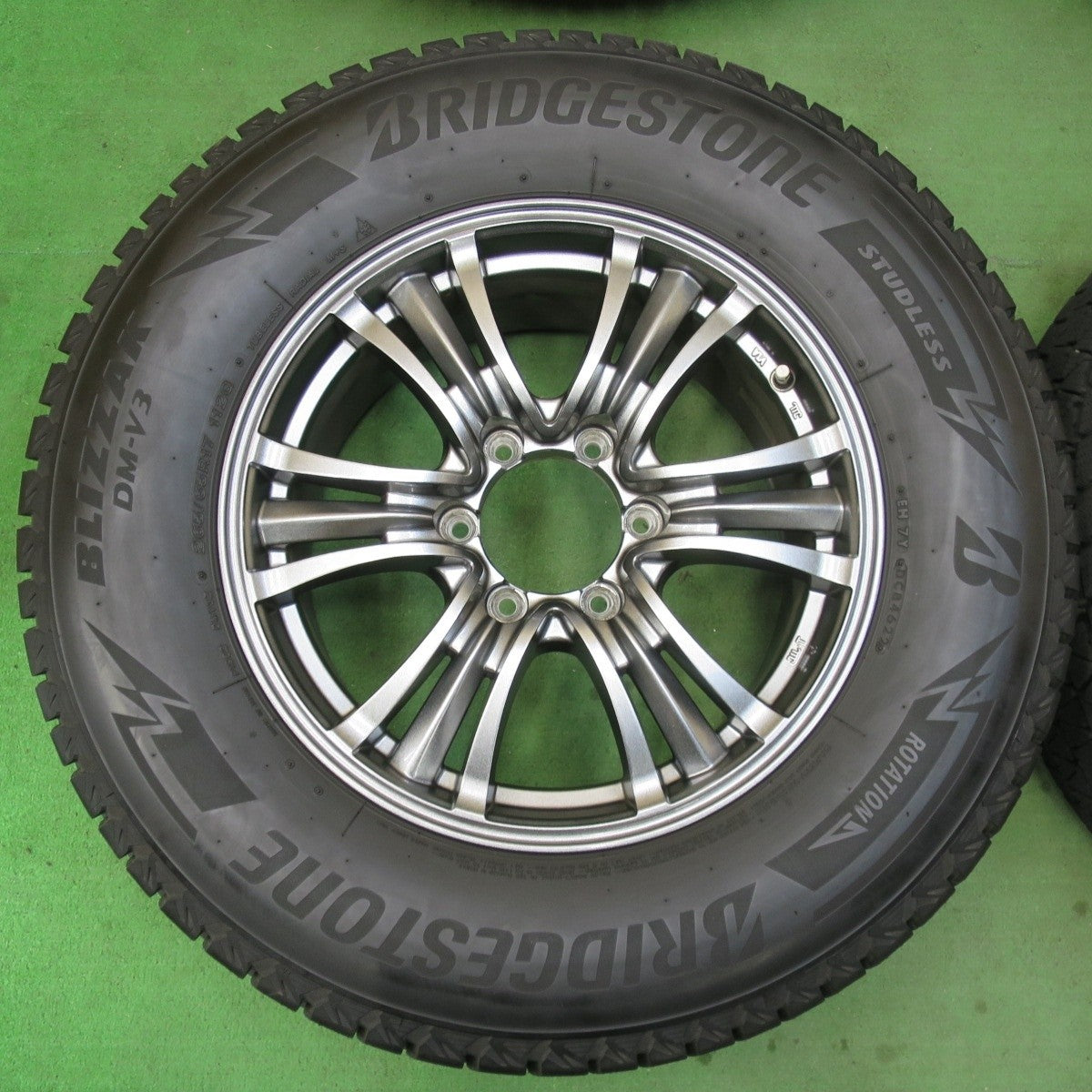 バリ溝!22年!キレイ!9.5分★プラド 等 265/65R17 スタッドレス ブリヂストン ブリザック DM-V3 BAZALT バザルト 17インチ PCD139.7/6H★5012802イス